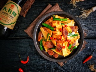 19、春笋炒腊肠,盛盘。