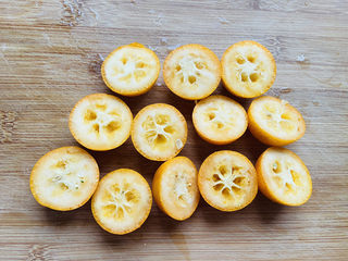 3、冰糖雪梨金桔糖水,将金桔对半切开，去籽