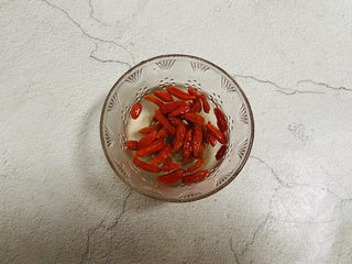 6、冰糖雪梨金桔糖水,枸杞清洗干净泡软