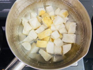 7、冰糖雪梨金桔糖水,雪平锅加入500ml饮用水大火烧开放入雪梨块