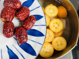 9、冰糖雪梨金桔糖水,放入红枣