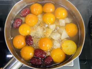 11、冰糖雪梨金桔糖水,盖上盖子大火煮开五分钟转中小火炖20分钟左右。雪梨、金桔煮绵软即可。