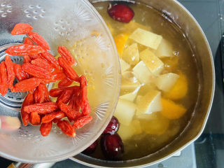 12、冰糖雪梨金桔糖水,加入洗净的枸杞，再煮2分钟即可关火