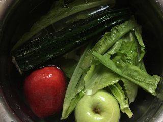 1、蔬果糊-47,先把所有食材用淡鹽水浸泡半小時