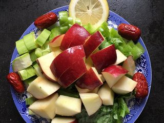 2、蔬果糊-47,把食材清洗乾淨後再切成小塊