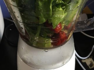 3、蔬果糊-47,把油麥菜、紅棗、，部分苦瓜、蛇果、蒲瓜放入打糊機，加入200ml約40度的溫水打糊約2分鐘