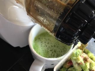 4、蔬果糊-47,把部分蛇果、苦瓜、蒲瓜、檸檬榨汁