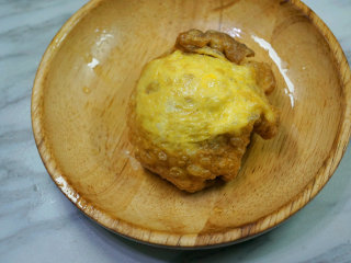 3、蛋包肉丸菇香汤,将炸好的丸子捞出沥干油待用