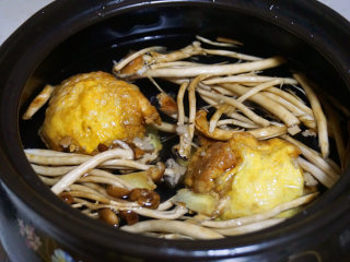 4、蛋包肉丸菇香汤,水开后，将炸好的肉丸下入锅内，大火烧开转为小火，文火煲1个小时