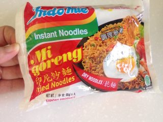 1、香辣印尼炒麵,這個牌子是我吃過最美味的異國泡麵，今天是做一人份的餐點，如果是男生可能需要兩包