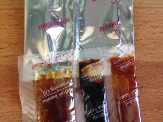 2、香辣印尼炒麵,配料相當豐富，有辣醬，蝦醬，調味包