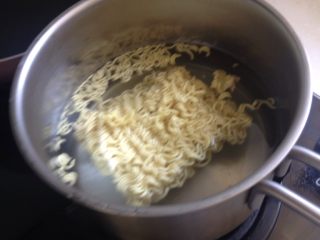 3、香辣印尼炒麵,先用滾水把麵煮熟