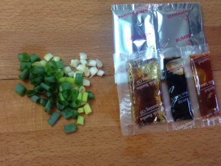 6、香辣印尼炒麵,麵熟了之後要調味的配料準備完畢