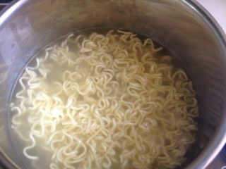 7、香辣印尼炒麵,麵熟了，這印尼炒麵不爛有嚼勁，所以我特別喜歡這口感～