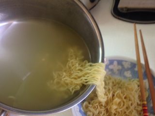 8、香辣印尼炒麵,將麵撈出，要做乾式炒麵