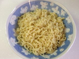 9、香辣印尼炒麵,撈出的麵剛好適合一個女生的份量，男生可能要兩包才夠