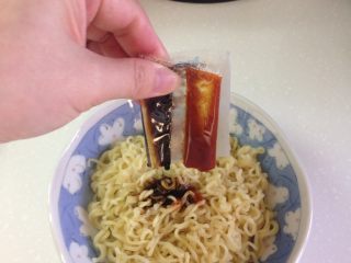 10、香辣印尼炒麵,加入調味醬