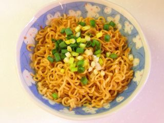 15、香辣印尼炒麵,加入蔥花