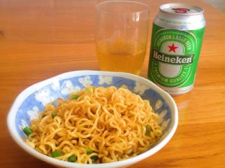 16、香辣印尼炒麵,攪拌之後，拿出冰涼啤酒，準備大快朵頤