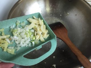 6、吃鸡+蚝香西葫芦炒鸡胸,留底油加入蒜片姜丝葱末煸香