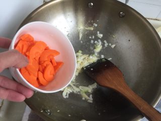 7、吃鸡+蚝香西葫芦炒鸡胸,加入胡萝卜片煸炒变软