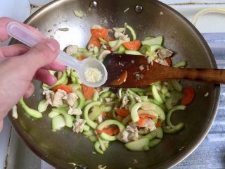 12、吃鸡+蚝香西葫芦炒鸡胸,加入一点鸡精翻炒均匀出锅