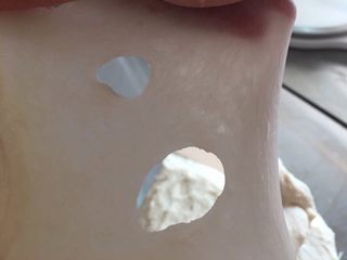 3、手揉菠萝包～家庭烘焙基础课之面包课程,加黄油和盐，揉匀以后，继续手工揉面，揉至扩展阶段，抻膜，扎洞，洞口有光滑锯齿