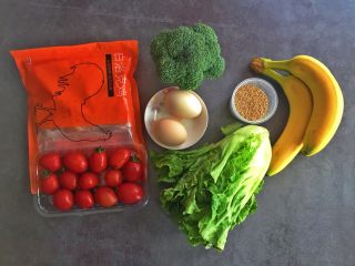 1、鸡肉蔬果沙拉,食材大集合。