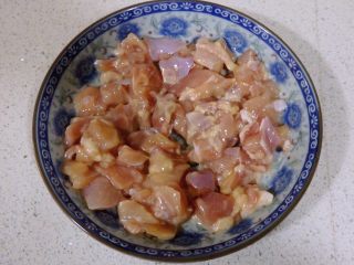 2、鸡肉蔬果沙拉,鸡肉解冻。我用的是已经调理好的嫩鸡块。