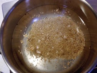 3、鸡肉蔬果沙拉,藜麦下清水煮开花。约煮20-30分钟。