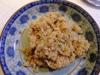 4、鸡肉蔬果沙拉,用纱布过滤水分备用。