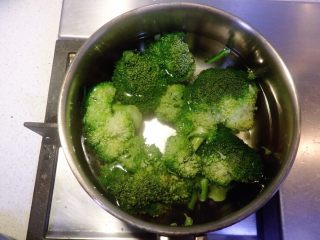 5、鸡肉蔬果沙拉,西兰花洗净,在沸水里烫煮2分钟。