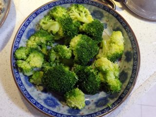 6、鸡肉蔬果沙拉,取出沥干水分备用。