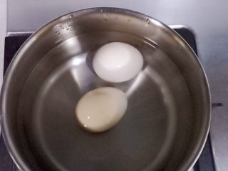 7、鸡肉蔬果沙拉,鸡蛋煮熟。