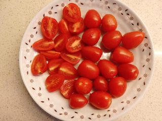 9、鸡肉蔬果沙拉,圣女果洗净,一半切半,一半保持完整。备用。