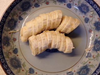 10、鸡肉蔬果沙拉,香蕉切片备用。