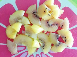2、水果酸奶薄脆,猕猴桃切丁