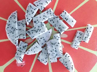 5、水果酸奶薄脆,火龙果切丁