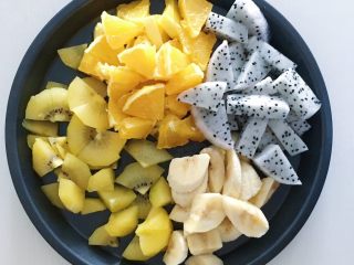6、水果酸奶薄脆,食材处理：将水果洗干净后全部切丁备用 （水果要挑偏甜的 如果偏酸的话吃起来的效果就不那么好了 也不一定 图中都是我女儿爱吃的 大人吃的话可以加蜂蜜或着炼乳调味哦）