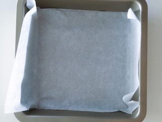 7、水果酸奶薄脆,取一个容量大一些浅一些的盘子 用之前要考虑冰箱是否放不放得下（我用的是方形烤盘 ）