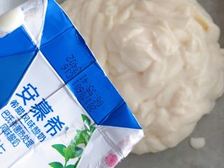 8、水果酸奶薄脆,铺上一层油纸  倒入安慕希希腊酸奶 均匀的铺开 大概1厘米厚