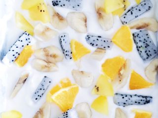 9、水果酸奶薄脆,轻轻放入水果丁（也可以放一些坚果）铺均匀后放冰箱冷冻 大约时长2个小时