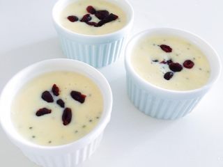 11、水果酸奶薄脆,加些蔓越莓 分装在小杯子 冷冻一个小时 也很好吃哦