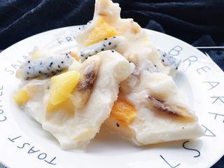 15、水果酸奶薄脆,刚掰开的薄脆吃到嘴里那叫一个冰爽 不过比较福州的气温摆在那 一会就开始融化了不着急 找个小碗装着就变成“冰淇淋”啦