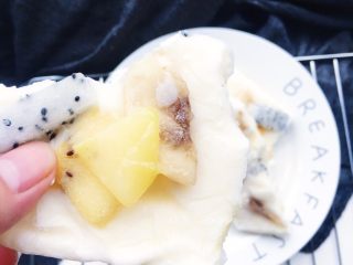 18、水果酸奶薄脆,建议两岁以上的宝宝小部分食用 不过我家小馋猫已经“被迫长大”呲溜的已经啃走了一块