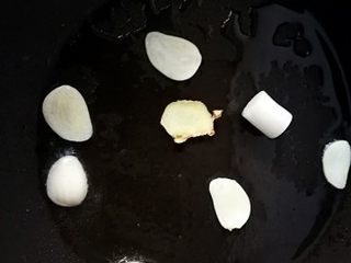 3、「Cathy边吃边营养」彩色松仁玉米,热锅凉油，烧至七成热，放入葱姜蒜爆香，翻炒片刻捞出