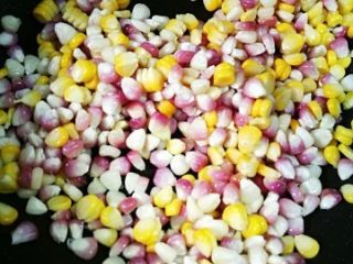 4、「Cathy边吃边营养」彩色松仁玉米,立刻放入玉米翻炒，加入少许盐，因为松子是咸的，所以仅在玉米里放盐就可以