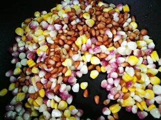 5、「Cathy边吃边营养」彩色松仁玉米,放入松子翻炒片刻，随后加入水淀粉和蜂蜜翻炒挂汁，即可盛出