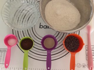 1、米歇尔可可面包,准备好材料。巧克力豆要耐高温的。
