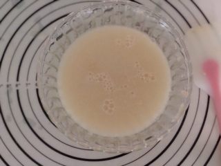 2、米歇尔可可面包,水里加盐和酵母,搅拌至完全融化。